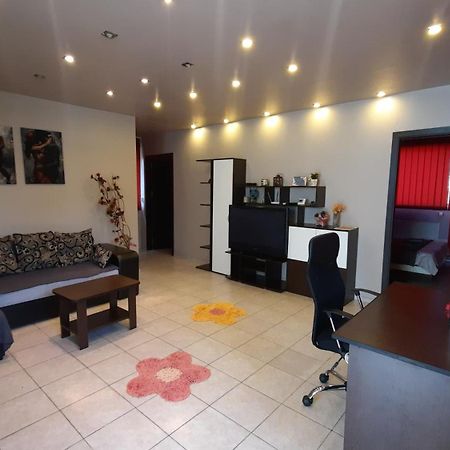 Spacious, Modern Condo In New Villa - Sleeps 6 Βουκουρέστι Εξωτερικό φωτογραφία